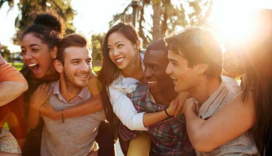 Vos amis, collègues et votre famille ont un rôle crucial sur les vibrations qui vous traversent.