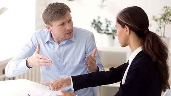 Il suffit que quelqu'un appuie sur le bon boutton, et nous réagissons émotionnellement à la situation instantanément. 