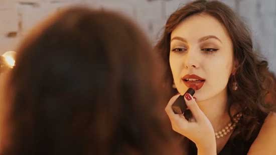 La femme se comporte toujours de façon à correspondre au conditionnement collectif.