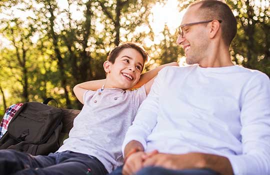 Lorsque nous étions enfants et que nous avions un problème, le fait d’en parler avec un parent, plus sage et plus expérimenté, nous a permis de relativiser.