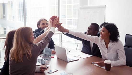 L’enthousiasme est l’ingrédient qui sublime le discours, et qui associe le plaisir à l’éloquence. Il a un impact extrêmement puissant sur l’esprit de ceux qui se trouvent sous son influence.